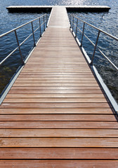 Obraz premium Old wooden jetty at a lake