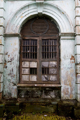 Fototapeta na wymiar drzwi zrujnowanego budynku