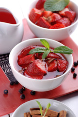 zuppa di fragole con cannella e bacche di ginepro
