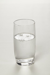 Glas mit Mineralwasser