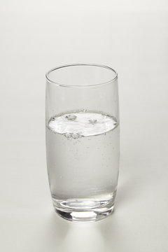 Glas mit Mineralwasser