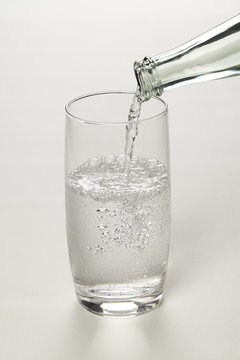 Mineralwasser beim Einschenken