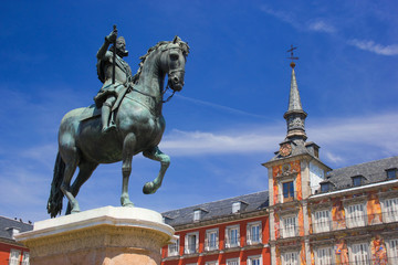 Fototapeta na wymiar View of Statue of King Philips III, Plaza Mayor, Madrid