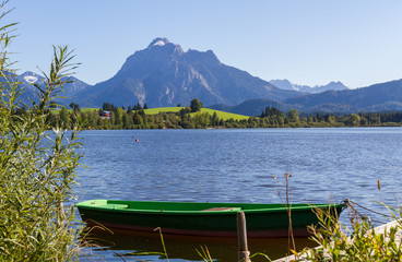 Fototapeta na wymiar Alpy panorama z jeziora, pas startowy i łodzi