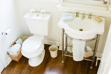 Small bathroom with pedastal sink