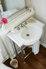 Small bathroom with pedastal sink