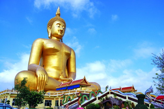 Wat Muang in Angtong