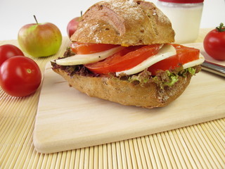 Roggenbrötchen mit Tomate und Mozzarella zum Mitnehmen