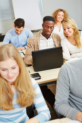 Fototapeta premium Studenten im Unterricht am Laptop