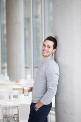 Fototapeta premium mann im cafe