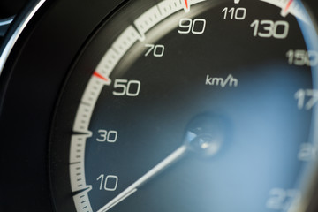 Tacho und Geschwindigkeit (Auto)
