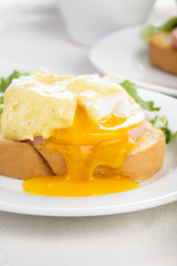 Eggs benedict
