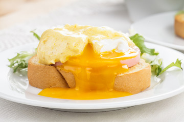 Eggs benedict