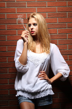 Frau mit Zigarette