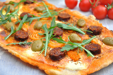 Chorizo Tarte mit Rucola und Oliven