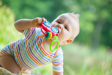 baby beim spielen