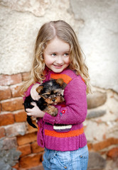 Little girl and puppy © Halfpoint