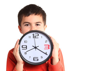 bambino mostra quadrante orologio