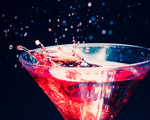 cocktail éclaboussant rouge sur fond noir