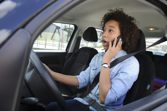 Téléphone au volant-Voiture-Femme-Circulation-Infraction