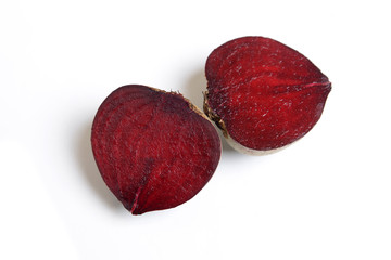 Eine halbierte rote Bete