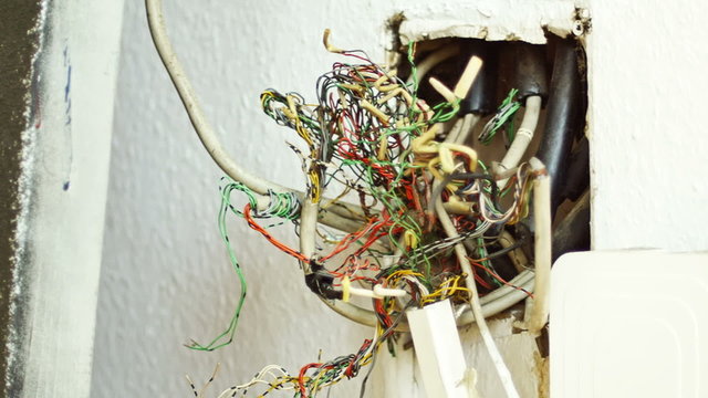 Telefonkabel Kabelsalat in einer offenen Wand