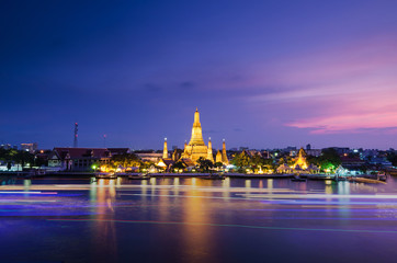 Fototapeta premium Twilight view of Wat Arun in Bangkok, Thailand