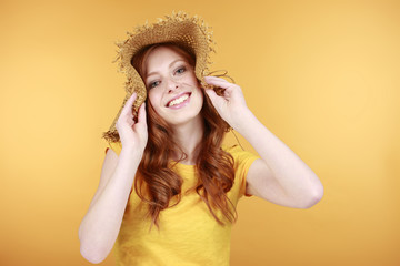 Junge Frau mit heller Haut und Sonnenhut