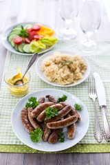 Nürnberger Bratwürste, Sauerkraut und Salat