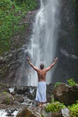 Fototapeta na wymiar Przystojny mężczyzna w wodospadzie
