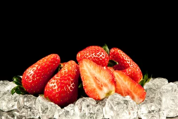 Photo sur Plexiglas Rouge, noir, blanc fraise sur fond noir. fraises avec des glaçons dessus