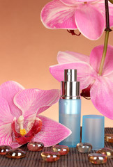 Obraz na płótnie Canvas Damskie perfumy w pięknej butelce z orchidei