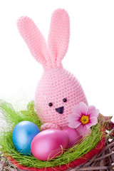 Pinker Osterhase mit Blumen und Eiern
