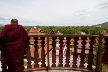 monaco affacciato al balcone, mandalay