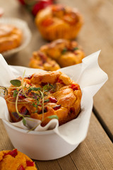 Cupcakes mit Tomaten und Thymian