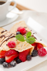 Eierkuchen mit Beeren und Tasse Kaffee
