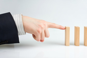 Obraz premium Concept for solution to a problem by stopping the domino effect