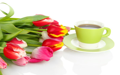 Fototapeta na wymiar Piękne tulipany w wiadrze z filiżanką herbaty samodzielnie na białym tle