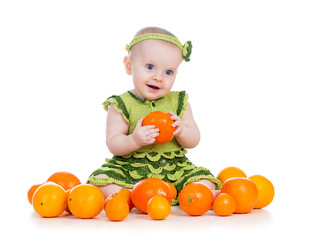 Fototapeta na wymiar szczęśliwa dziewczynka z owoców samodzielnie na białym tle