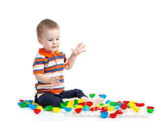 Fototapeta na wymiar Cute dziecko bawi się z zabawki mozaiki