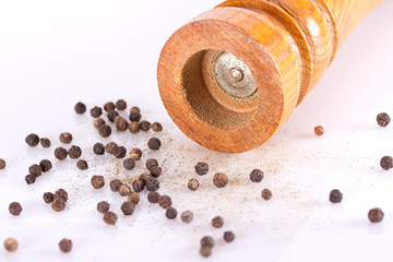 gemahlener Pfeffer und Pfeffermühle