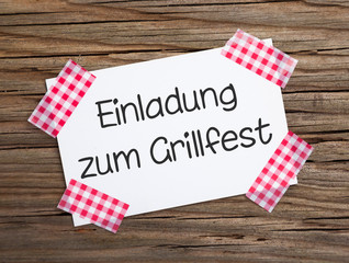 Klebestreifenzettel auf Holz EINLADUNG ZUM GRILLFEST