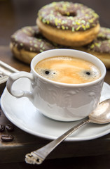 Frischer Kaffee und Doughnuts
