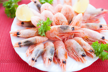 large dish of boiled shrimp and lemon