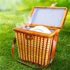 Selbstklebende Fototapeten Fitted wicker picnic basket or hamper © exclusive-design