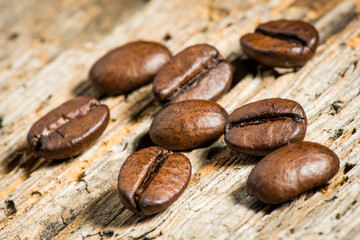 Kaffeebohnen auf Holzbrett - Detailaufnahme