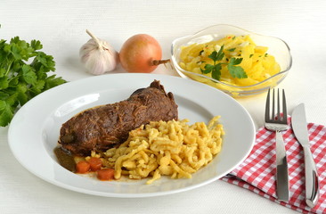 Rinderroulade mit Spätzle und Kartoffelsalat