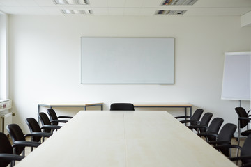 Leerer Konferenzraum mit Tafel