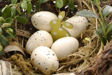 jaja wielkanocne w koszyku na białym tle