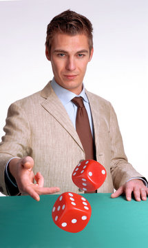 Hombre lanzando dados en un casino,jugada.